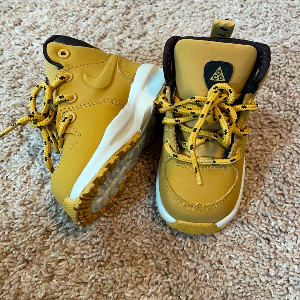 Nike Tan Baby Boy/Girl Boots Size 4 - Brand New
